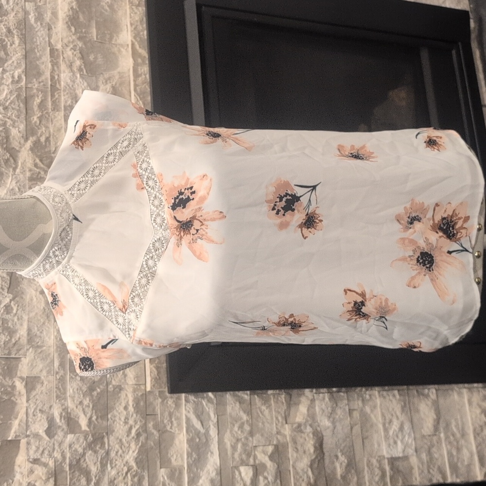 NWT RW & Co Floral And Lace Short Sleeve Lined Top